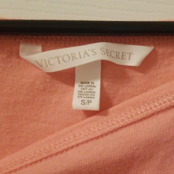 Easy, light, peach top - Picture 2 of 3